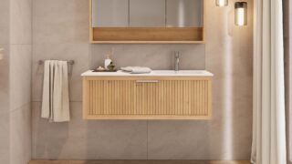 Das Rosenfeld Badmöbel 120 in Natur Eiche vereint handwerkliche Präzision mit modernem Luxus. Gefertigt aus massivem Eichenholz mit Rillenfront, Softclose-Schubladen und einem matten weißen Mineralwerkstoff-. Das Waschbecken ist wahlweise mit oder ohne Ha