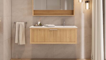 Das Rosenfeld Badmöbel 120 in Natur Eiche vereint handwerkliche Präzision mit modernem Luxus. Gefertigt aus massivem Eichenholz mit Rillenfront, Softclose-Schubladen und einem matten weißen Mineralwerkstoff-. Das Waschbecken ist wahlweise mit oder ohne Ha
