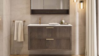 Das Rosenfeld Badmöbel 120 in Eiche dunkel strahlt Luxus und Ruhe aus. Gefertigt aus massivem Eichenholz mit Rillenfront, zwei hochwertigen Softclose-Schubladen und einem matten weißen Mineralwerkstoff- mit Überlauf. Das Waschbecken ist wahlweise mit oder