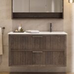 Das Rosenfeld Badmöbel 120 in Eiche dunkel strahlt Luxus und Ruhe aus. Gefertigt aus massivem Eichenholz mit Rillenfront, zwei hochwertigen Softclose-Schubladen und einem matten weißen Mineralwerkstoff- mit Überlauf. Das Waschbecken ist wahlweise mit oder