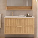 Das Rosenfeld Badmöbel 120 in Eiche natur vereint handwerkliche Präzision mit modernem Luxus. Gefertigt aus massivem Eichenholz mit Rillenfront, zwei Softclose-Schubladen und einem matten weißen Mineralwerkstoff-. Das Waschbecken ist wahlweise mit oder oh