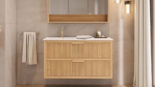 Das Rosenfeld Badmöbel 120 in Eiche natur vereint handwerkliche Präzision mit modernem Luxus. Gefertigt aus massivem Eichenholz mit Rillenfront, zwei Softclose-Schubladen und einem matten weißen Mineralwerkstoff-. Das Waschbecken ist wahlweise mit oder oh