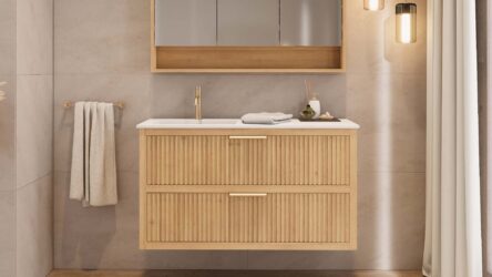 Das Rosenfeld Badmöbel 120 in Eiche natur vereint handwerkliche Präzision mit modernem Luxus. Gefertigt aus massivem Eichenholz mit Rillenfront, zwei Softclose-Schubladen und einem matten weißen Mineralwerkstoff-. Das Waschbecken ist wahlweise mit oder oh