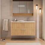 Das Rosenfeld Badmöbel 120 in Eiche natur vereint handwerkliche Präzision mit modernem Luxus. Gefertigt aus massivem Eichenholz mit Rillenfront, zwei Softclose-Schubladen und einem matten weißen Mineralwerkstoff-. Das Waschbecken ist wahlweise mit oder oh