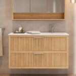 Das Rosenfeld Badmöbel 120 in Eiche natur vereint handwerkliche Präzision mit modernem Luxus. Gefertigt aus massivem Eichenholz mit Rillenfront, zwei Softclose-Schubladen und einem matten weißen Mineralwerkstoff-. Das Waschbecken ist wahlweise mit oder oh