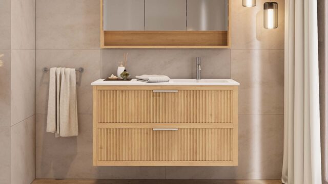 Das Rosenfeld Badmöbel 120 in Eiche natur vereint handwerkliche Präzision mit modernem Luxus. Gefertigt aus massivem Eichenholz mit Rillenfront, zwei Softclose-Schubladen und einem matten weißen Mineralwerkstoff-. Das Waschbecken ist wahlweise mit oder oh