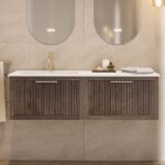 Das Rosenfeld Badmöbel 140 in Eiche dunkel strahlt Luxus und Ruhe aus. Gefertigt aus massivem Eichenholz mit Rillenfront, vier hochwertigen Softclose-Schubladen und einem matten weißen Mineralwerkstoff- mit Überlauf. Das Waschbecken ist wahlweise mit oder