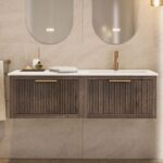 Das Rosenfeld Badmöbel 140 in Eiche dunkel strahlt Luxus und Ruhe aus. Gefertigt aus massivem Eichenholz mit Rillenfront, vier hochwertigen Softclose-Schubladen und einem matten weißen Mineralwerkstoff- mit Überlauf. Das Waschbecken ist wahlweise mit oder