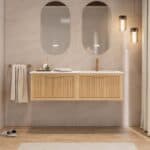 Das Rosenfeld Badmöbel 140 in Natur Eiche vereint handwerkliche Präzision mit modernem Luxus. Gefertigt aus massivem Eichenholz mit Rillenfront, vier Softclose-Schubladen und einem matten weißen Mineralwerkstoff-. Das Waschbecken ist wahlweise mit oder oh