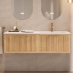 Das Rosenfeld Badmöbel 140 in Natur Eiche vereint handwerkliche Präzision mit modernem Luxus. Gefertigt aus massivem Eichenholz mit Rillenfront, vier Softclose-Schubladen und einem matten weißen Mineralwerkstoff-. Das Waschbecken ist wahlweise mit oder oh
