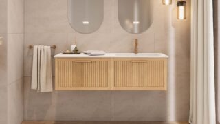 Das Rosenfeld Badmöbel 140 in Natur Eiche vereint handwerkliche Präzision mit modernem Luxus. Gefertigt aus massivem Eichenholz mit Rillenfront, vier Softclose-Schubladen und einem matten weißen Mineralwerkstoff-. Das Waschbecken ist wahlweise mit oder oh