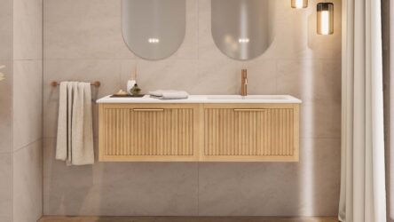 Das Rosenfeld Badmöbel 140 in Natur Eiche vereint handwerkliche Präzision mit modernem Luxus. Gefertigt aus massivem Eichenholz mit Rillenfront, vier Softclose-Schubladen und einem matten weißen Mineralwerkstoff-. Das Waschbecken ist wahlweise mit oder oh