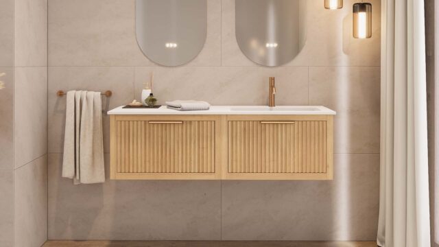 Das Rosenfeld Badmöbel 140 in Natur Eiche vereint handwerkliche Präzision mit modernem Luxus. Gefertigt aus massivem Eichenholz mit Rillenfront, vier Softclose-Schubladen und einem matten weißen Mineralwerkstoff-. Das Waschbecken ist wahlweise mit oder oh