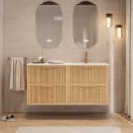 Das Rosenfeld Badmöbel 140 in Eiche natur vereint handwerkliche Präzision mit modernem Luxus. Gefertigt aus massivem Eichenholz mit Rillenfront, vier Softclose-Schubladen und einem matten weißen Mineralwerkstoff-. Das Waschbecken ist wahlweise mit oder oh
