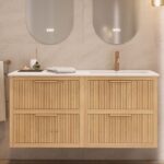 Das Rosenfeld Badmöbel 140 in Eiche natur vereint handwerkliche Präzision mit modernem Luxus. Gefertigt aus massivem Eichenholz mit Rillenfront, vier Softclose-Schubladen und einem matten weißen Mineralwerkstoff-. Das Waschbecken ist wahlweise mit oder oh