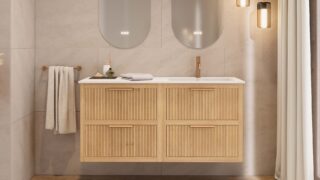Das Rosenfeld Badmöbel 140 in Eiche natur vereint handwerkliche Präzision mit modernem Luxus. Gefertigt aus massivem Eichenholz mit Rillenfront, vier Softclose-Schubladen und einem matten weißen Mineralwerkstoff-. Das Waschbecken ist wahlweise mit oder oh