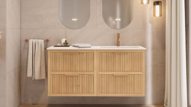 Das Rosenfeld Badmöbel 140 in Eiche natur vereint handwerkliche Präzision mit modernem Luxus. Gefertigt aus massivem Eichenholz mit Rillenfront, vier Softclose-Schubladen und einem matten weißen Mineralwerkstoff-. Das Waschbecken ist wahlweise mit oder oh