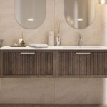Das Rosenfeld Badmöbel 160 in Eiche dunkel strahlt Luxus und Ruhe aus. Gefertigt aus massivem Eichenholz mit Rillenfront, vier hochwertigen Softclose-Schubladen und einem matten weißen Mineralwerkstoff- mit Überlauf. Das Waschbecken ist wahlweise mit oder