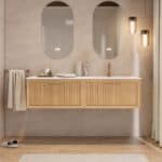 Das Rosenfeld Badmöbel 160 in Natur Eiche vereint handwerkliche Präzision mit modernem Luxus. Gefertigt aus massivem Eichenholz mit Rillenfront, vier Softclose-Schubladen und einem matten weißen Mineralwerkstoff-. Das Waschbecken ist wahlweise mit oder oh