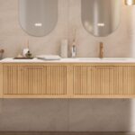 Das Rosenfeld Badmöbel 160 in Natur Eiche vereint handwerkliche Präzision mit modernem Luxus. Gefertigt aus massivem Eichenholz mit Rillenfront, vier Softclose-Schubladen und einem matten weißen Mineralwerkstoff-. Das Waschbecken ist wahlweise mit oder oh
