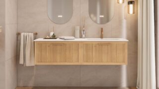 Das Rosenfeld Badmöbel 160 in Natur Eiche vereint handwerkliche Präzision mit modernem Luxus. Gefertigt aus massivem Eichenholz mit Rillenfront, vier Softclose-Schubladen und einem matten weißen Mineralwerkstoff-. Das Waschbecken ist wahlweise mit oder oh