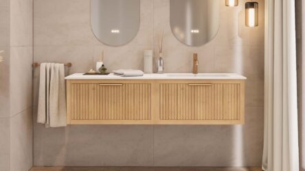 Das Rosenfeld Badmöbel 160 in Natur Eiche vereint handwerkliche Präzision mit modernem Luxus. Gefertigt aus massivem Eichenholz mit Rillenfront, vier Softclose-Schubladen und einem matten weißen Mineralwerkstoff-. Das Waschbecken ist wahlweise mit oder oh