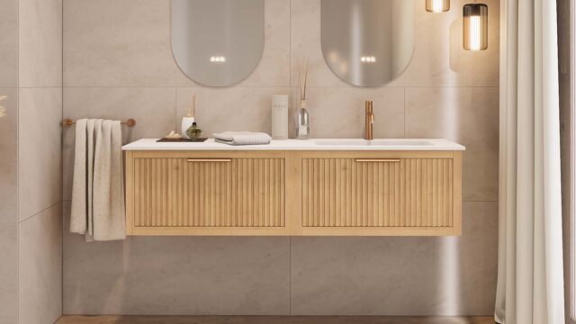 Das Rosenfeld Badmöbel 160 in Natur Eiche vereint handwerkliche Präzision mit modernem Luxus. Gefertigt aus massivem Eichenholz mit Rillenfront, vier Softclose-Schubladen und einem matten weißen Mineralwerkstoff-. Das Waschbecken ist wahlweise mit oder oh