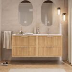 Das Rosenfeld Badmöbel 160 in Eiche natur vereint handwerkliche Präzision mit modernem Luxus. Gefertigt aus massivem Eichenholz mit Rillenfront, vier Softclose-Schubladen und einem matten weißen Mineralwerkstoff-. Das Waschbecken ist wahlweise mit oder oh