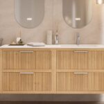 Das Rosenfeld Badmöbel 160 in Eiche natur vereint handwerkliche Präzision mit modernem Luxus. Gefertigt aus massivem Eichenholz mit Rillenfront, vier Softclose-Schubladen und einem matten weißen Mineralwerkstoff-. Das Waschbecken ist wahlweise mit oder oh