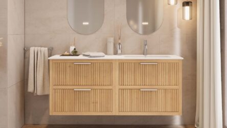 Das Rosenfeld Badmöbel 160 in Eiche natur vereint handwerkliche Präzision mit modernem Luxus. Gefertigt aus massivem Eichenholz mit Rillenfront, vier Softclose-Schubladen und einem matten weißen Mineralwerkstoff-. Das Waschbecken ist wahlweise mit oder oh