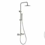 Modernes Aufputz-Duschsystem in gebürstetem Nickel, thermostatischer Duscharmatur und Kopfbrause Ø20 cm. Inklusive verstellbarer Handbrause. Erhältlich in 6 Farben und mit 5 Jahren Garantie.