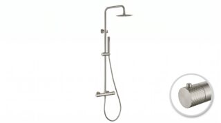 Modernes Aufputz-Duschsystem in gebürstetem Nickel, thermostatischer Duscharmatur und Kopfbrause Ø20 cm. Inklusive verstellbarer Handbrause. Erhältlich in 6 Farben und mit 5 Jahren Garantie.