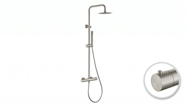 Modernes Aufputz-Duschsystem in gebürstetem Nickel, thermostatischer Duscharmatur und Kopfbrause Ø20 cm. Inklusive verstellbarer Handbrause. Erhältlich in 6 Farben und mit 5 Jahren Garantie.