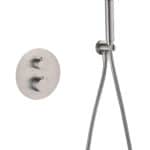 Modernes thermostatisches Unterputz-Duschsystem in gebürstetem Nickel, Kopfbrause Ø25 cm und separatem Handbrausenset. Wandanschluss. Erhältlich in 6 Farben und mit 5 Jahren Garantie.