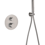 Modernes thermostatisches Unterputz-Duschsystem in gebürstetem Nickel, Kopfbrause Ø25 cm und separatem Handbrausenset. Für Deckenmontage ausgeführt. Erhältlich in 6 Farben und mit 5 Jahren Garantie. Charakteristisch für die Toscana Serie ist das gedrehte