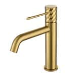 Moderne niedrige Waschtischarmatur in Gebürstetes Gold, passend für Badmöbel mit Waschtisch. Mit langlebiger PVD-Beschichtung. Mit 5 Jahren Garantie und in 6 Farben erhältlich. Charakteristisch für die Toscana Serie ist das gedrehte Relief an der Bedienun