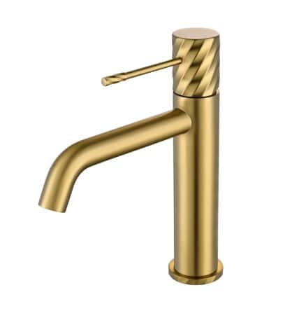 Moderne niedrige Waschtischarmatur in Gebürstetes Gold, passend für Badmöbel mit Waschtisch. Mit langlebiger PVD-Beschichtung. Mit 5 Jahren Garantie und in 6 Farben erhältlich. Charakteristisch für die Toscana Serie ist das gedrehte Relief an der Bedienun