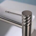Moderne erhöhte Waschtischarmatur in Gebürstetes Nickel, ideal für Badmöbel mit Aufsatzwaschbecken. Mit 5 Jahren Garantie und in 6 Farben erhältlich. Charakteristisch für die Toscana Serie ist das gedrehte Relief an der Bedienung: ein dezentes Muster, das