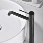 Moderne erhöhte Waschtischarmatur in Schwarz, ideal für Badmöbel mit Aufsatzwaschbecken. Mit 5 Jahren Garantie und in 5 Farben erhältlich.