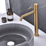 Moderne erhöhte Waschtischarmatur in Gebürstetes Gold, ideal für Badmöbel mit Aufsatzwaschbecken, als Komplettset inklusive passendem Click-Clack-Verschluss mit langlebiger PVD-Beschichtung. Der Click-Clack-Verschluss lässt sich durch Drücken einfach öffn