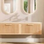 Wandhängendes Badezimmermöbel 160 cm aus Natureiche mit eine Schublade und beige Kalksteinwaschtisch