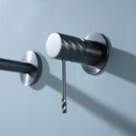 Moderne Waschtischarmatur Wandmontage in Black Gun Metal, für die Montage über Waschtisch oder Aufsatzwaschbecken. Mit langlebiger PVD-Beschichtung. Mit 5 Jahren Garantie und in 6 Farben erhältlich. Charakteristisch für die Toscana Serie ist das gedrehte