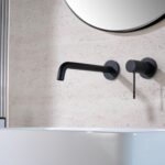 Moderne Waschtischarmatur Wandmontage in Schwarz, für die Montage über Waschtisch oder Aufsatzwaschbecken. Mit 5 Jahren Garantie und in 6 Farben erhältlich. Charakteristisch für die Toscana Serie ist das gedrehte Relief an der Bedienung: ein dezentes Must