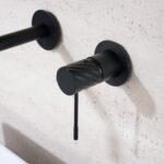 Moderne Waschtischarmatur Wandmontage in Schwarz, für die Montage über Waschtisch oder Aufsatzwaschbecken. Mit 5 Jahren Garantie und in 6 Farben erhältlich. Charakteristisch für die Toscana Serie ist das gedrehte Relief an der Bedienung: ein dezentes Must