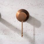 Moderne Waschtischarmatur Wandmontage in Gebürstetes Kupfer, für die Montage über Waschtisch oder Aufsatzwaschbecken. Mit langlebiger PVD-Beschichtung. Mit 5 Jahren Garantie und in 6 Farben erhältlich. Charakteristisch für die Toscana Serie ist das gedreh