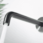 Moderne Waschtischarmatur Wandmontage in Black Gun Metal, für die Montage über Waschtisch oder Aufsatzwaschbecken, als Komplettset inklusive passendem Click-Clack-Verschluss mit langlebiger PVD-Beschichtung. Der Click-Clack-Verschluss lässt sich durch Drü