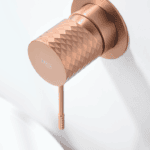 Moderne Waschtischarmatur Wandmontage in Gebürstetes Kupfer, für die Montage über Waschtisch oder Aufsatzwaschbecken, als Komplettset inklusive passendem Click-Clack-Verschluss mit langlebiger PVD-Beschichtung. Der Click-Clack-Verschluss lässt sich durch