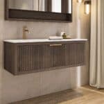 Das Rosenfeld Badmöbel 120 in Eiche dunkel strahlt Luxus und Ruhe aus. Gefertigt aus massivem Eichenholz mit Rillenfront, hochwertigen Softclose-Schubladen und einem matten weißen Mineralwerkstoff- mit Überlauf. Das Waschbecken ist wahlweise mit oder ohne