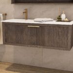 Das Rosenfeld Badmöbel 120 in Eiche dunkel strahlt Luxus und Ruhe aus. Gefertigt aus massivem Eichenholz mit Rillenfront, hochwertigen Softclose-Schubladen und einem matten weißen Mineralwerkstoff- mit Überlauf. Das Waschbecken ist wahlweise mit oder ohne