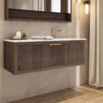 Das Rosenfeld Badmöbel 120 in Eiche dunkel strahlt Luxus und Ruhe aus. Gefertigt aus massivem Eichenholz mit Rillenfront, hochwertigen Softclose-Schubladen und einem matten weißen Mineralwerkstoff- mit Überlauf. Das Waschbecken ist wahlweise mit oder ohne